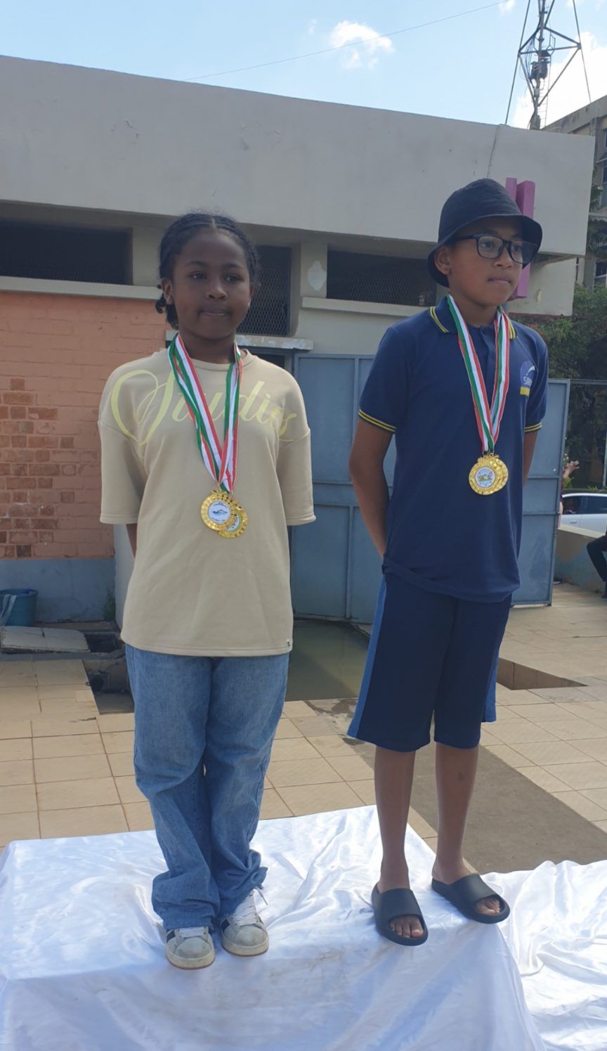 COMPÉTITION INTER-ÉTABLISSEMENT DE NATATION : DES MÉDAILLES ET DE CERTIFICATS POUR NOS ÉLÈVES