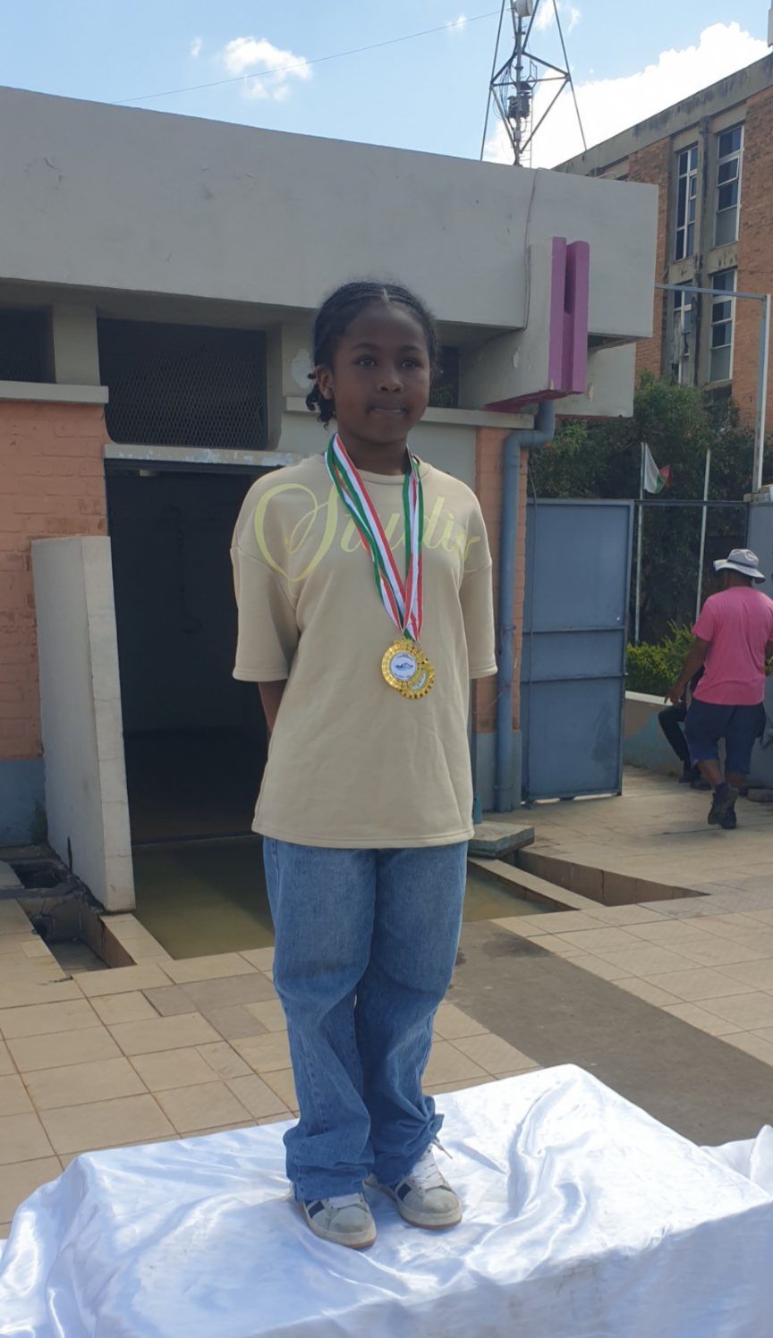 COMPÉTITION INTER-ÉTABLISSEMENT DE NATATION : DES MÉDAILLES ET DE CERTIFICATS POUR NOS ÉLÈVES – Image 2 de COMPÉTITION INTER-ÉTABLISSEMENT DE NATATION : DES MÉDAILLES ET DE CERTIFICATS POUR NOS ÉLÈVES