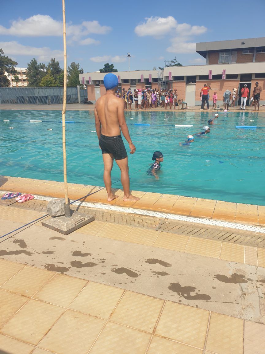 COMPÉTITION INTER-ÉTABLISSEMENT DE NATATION : DES MÉDAILLES ET DE CERTIFICATS POUR NOS ÉLÈVES – Image 6 de COMPÉTITION INTER-ÉTABLISSEMENT DE NATATION : DES MÉDAILLES ET DE CERTIFICATS POUR NOS ÉLÈVES