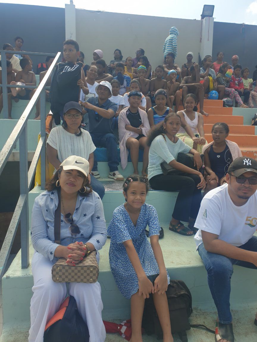 COMPÉTITION INTER-ÉTABLISSEMENT DE NATATION : DES MÉDAILLES ET DE CERTIFICATS POUR NOS ÉLÈVES – Image 8 de COMPÉTITION INTER-ÉTABLISSEMENT DE NATATION : DES MÉDAILLES ET DE CERTIFICATS POUR NOS ÉLÈVES