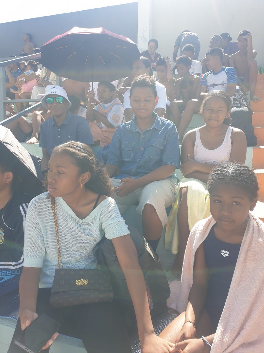 COMPÉTITION INTER-ÉTABLISSEMENT DE NATATION : DES MÉDAILLES ET DE CERTIFICATS POUR NOS ÉLÈVES – Image 9 de COMPÉTITION INTER-ÉTABLISSEMENT DE NATATION : DES MÉDAILLES ET DE CERTIFICATS POUR NOS ÉLÈVES